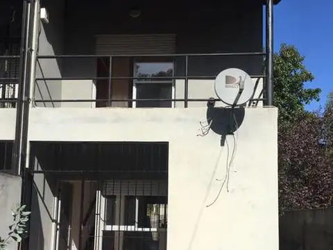 Casa en alquiler de 2 dormitorios c/ cochera en Parque Leloir