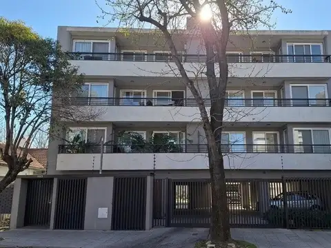 Departamento 3 amb. con balcón, parrilla y cochera cubierta