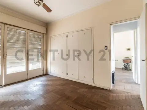 Venta casa sobre lote propio de 4amb en Parque Avellaneda, zona residencial .