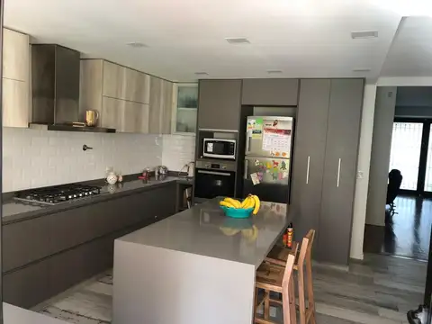 Casa 6 ambientes con 2 baños