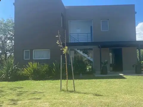 Casa en Alquiler con 2 cocheras