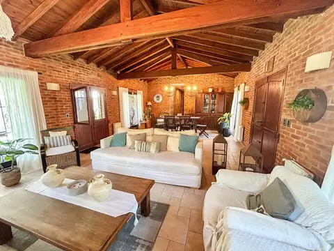 Casa en Venta con 2 cocheras