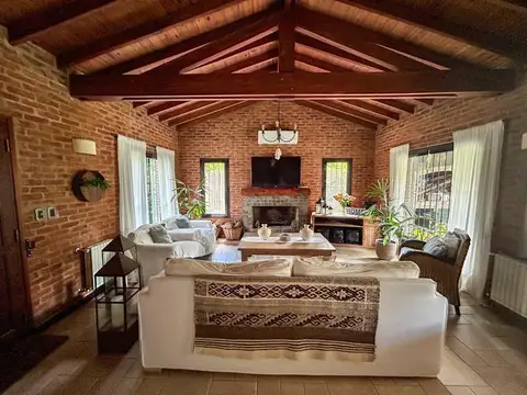 Casa 4 ambientes con 2 baños
