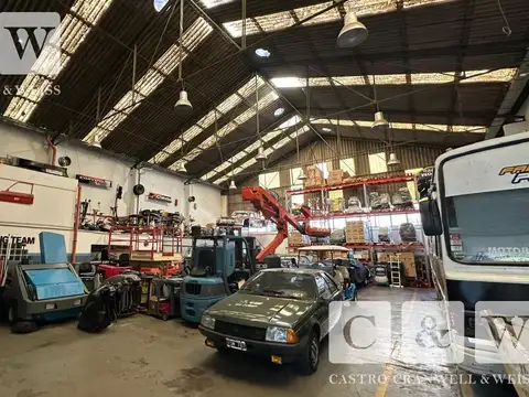 Depósito con oficinas con excelente ubicación