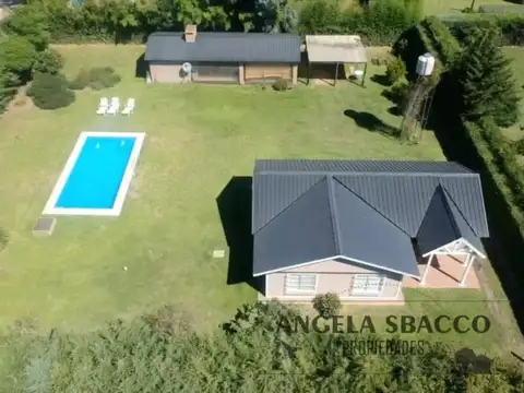 Casa 4 ambientes con 2 baños