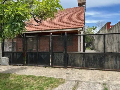 CASA EN REMEDIOS DE ESCALADA sobre AMPLIO LOTE