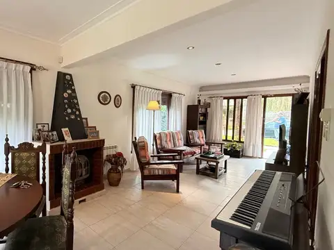 Casa en Venta con 2 cocheras