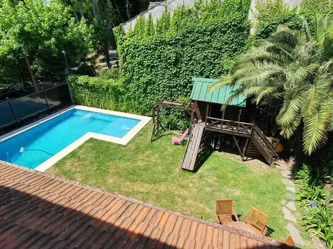 Casa en Martinez de 300m2 y 394m2 lote, 6 ambientes y dependecia amplio  jardín