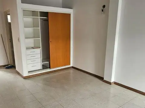 Depto Tipo Casa en Alquiler en Monte Castro, $ 600.000