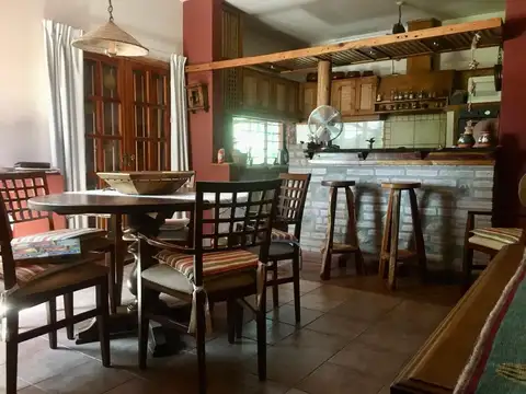 VENDE CASA DE DOS PLANTAS EN LOS AROMITOS 