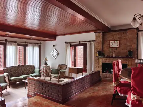 Casa 7 ambientes con 4 baños