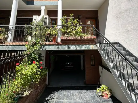 Triplex 4 Ambientes con Garaje, Patio y Dependencia