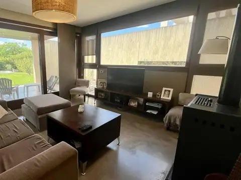 VENTA: casa de tres dormitorios, galería con parrillero, pileta y dos cocheras. Puerto Roldan