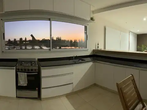 Casa en Alquiler con 2 cocheras