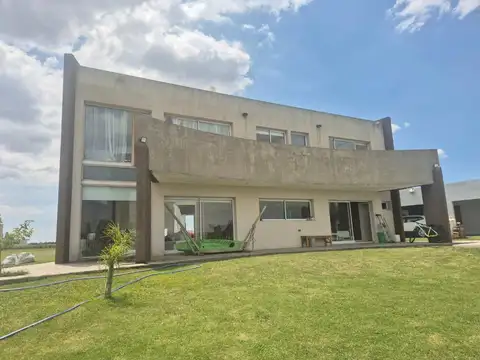 ALQUILER CASA 2 DORMITORIOS EN BARRIO CERRADO