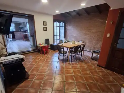 Casa en barrio las avenidas a metros de avenida