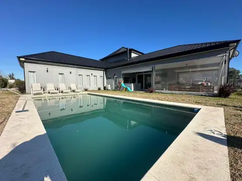 CASA EN VENTA BARRIO CERRADO SANTA ISABEL-  MASCHWITZ