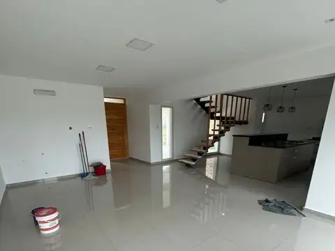 Casa 5 ambientes con 4 baños