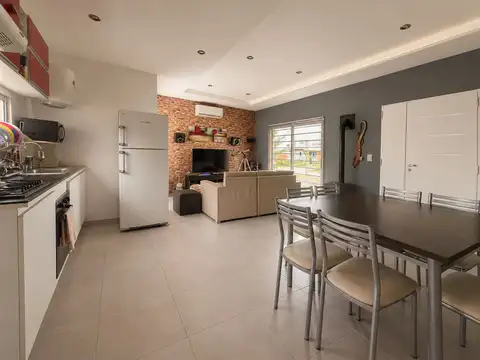 CASA EN VENTA DOS DORMITORIOS - MELCHOR ROMERO