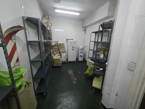 LOCAL SOBRE AV JURAMENTO ENTRE CABILDO Y CIUDAD DE LA PAZ 4METROS X 14 METROS APTO VARIOS RUBROS