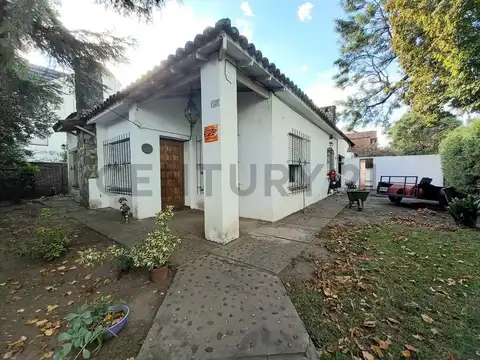 Venta de lote en esquina con casa a reciclar Castelar
