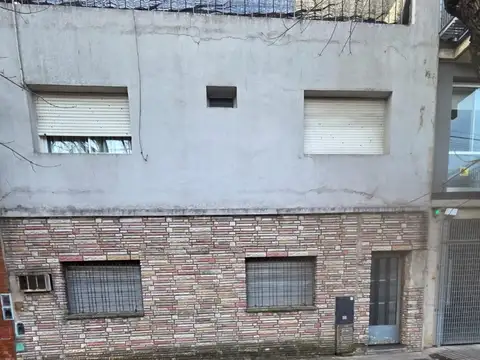 Tipo casa, planta baja, 4 ambientes a reciclar. Próximo subte B.