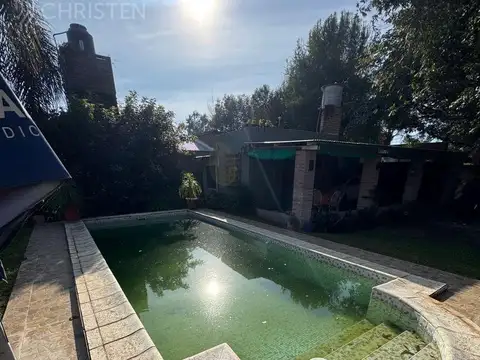 Quinta en  venta. Colastiné Norte. 2 dormitorios + 2 cocheras + quincho + pileta