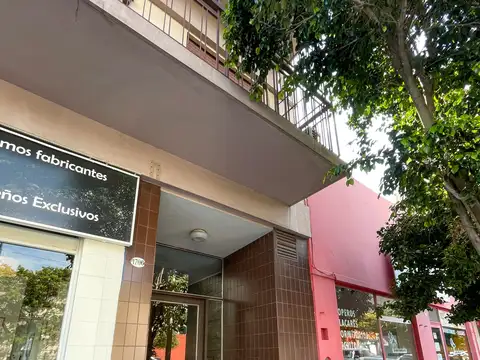 Hermoso Piso en Venta 4 Amb Al Frente con Patio y 2 Balcones en esquina