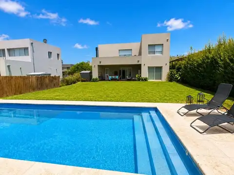 Casa con pileta en Santa Guadalupe