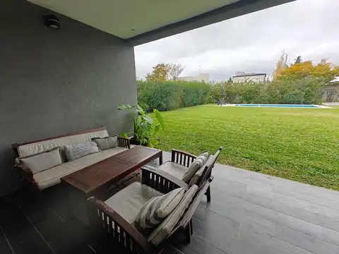 Casa en Venta con 4 cocheras
