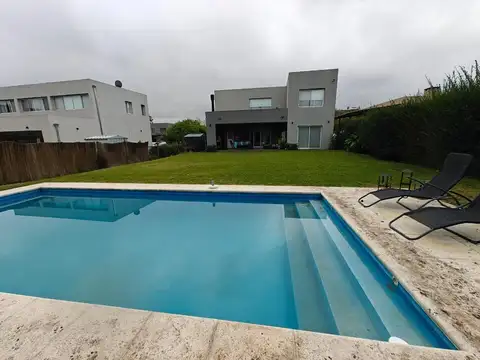 Casa con pileta en Santa Guadalupe