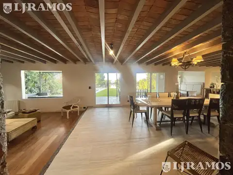 Casa en Alquiler con 4 cocheras