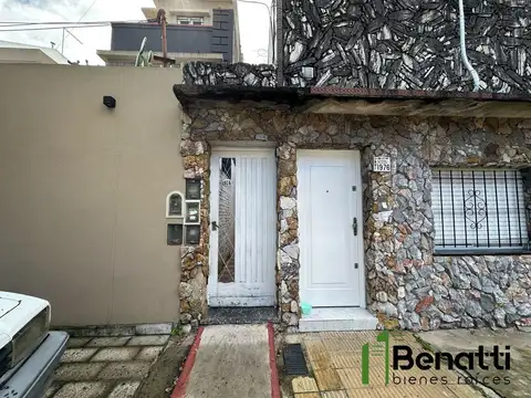 Departamento 2 ambientes con patio y terraza propia.