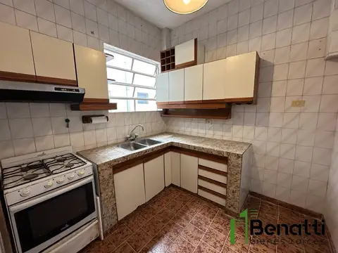 Departamento 2 ambientes con patio y terraza propia.