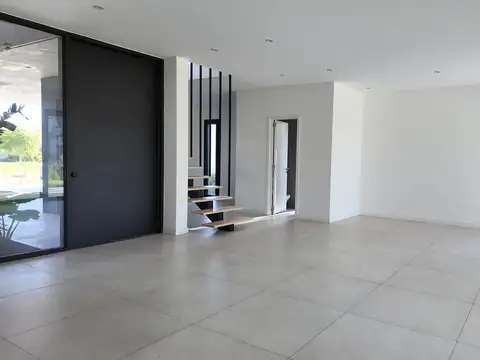 Casa 5 ambientes con 4 baños