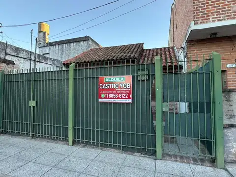 Casa sobre Av. San Martin a pocos mts de estacion Torcuato