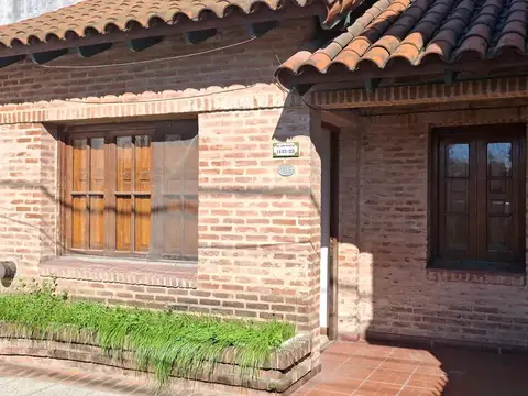 Casa sobre Av. San Martin a pocos mts de estacion Torcuato