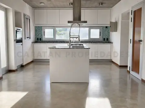 Casa 3 ambientes con 2 baños