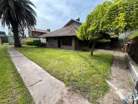 Chalet en alquiler permanente 4 ambientes con parque - Bosque Alegre