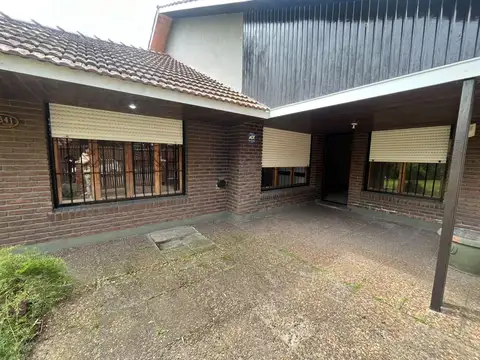 Chalet en alquiler permanente 4 ambientes con parque - Bosque Alegre