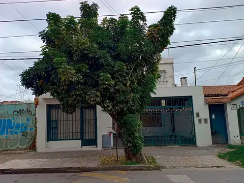 Casa  con local cochera y Dpto independiente PA