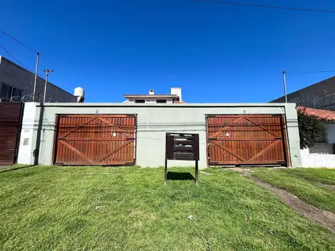 Casa en Venta con 2 cocheras