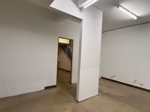 Local comercial 96 m2, ( 51 m2 de Salon ) + 3 Habitaciones +2 baños Muy Buen Est
