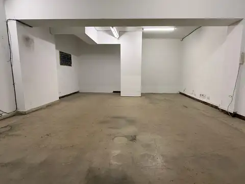 Local comercial 96 m2, ( 51 m2 de Salon ) + 3 Habitaciones +2 baños Muy Buen Est