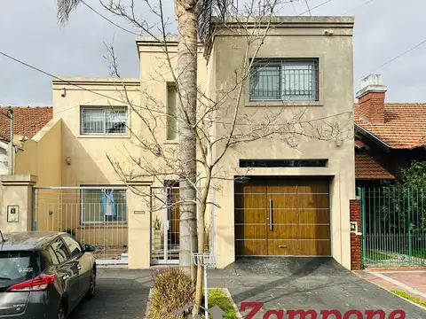 Casa de 4 ambientes con jardín y garage para 2 autos / Excelente ubicación en Banfield Oeste