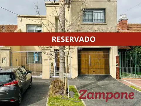 Casa de 4 ambientes con jardín y garage para 2 autos / Excelente ubicación en Banfield Oeste