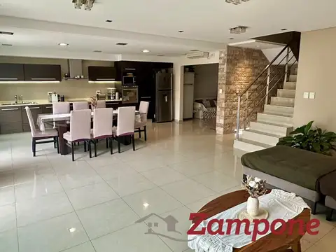Casa en Venta con 2 cocheras