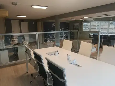 Oficina en Alquiler con 1 cochera
