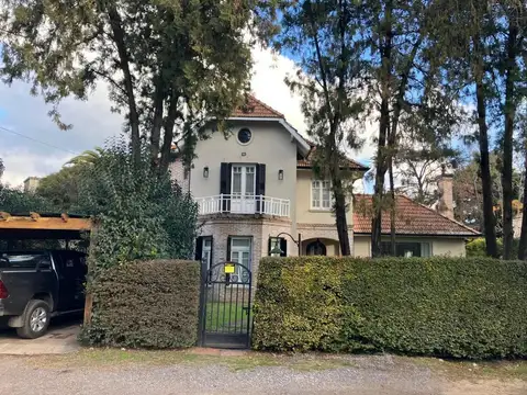 Casa 5 ambientes con 4 baños