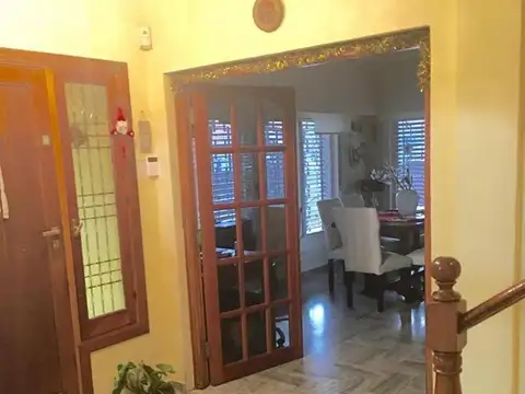 CIUDAD JARDIN.  Casa de 5 ambientes.  Posibilidad de tomar m